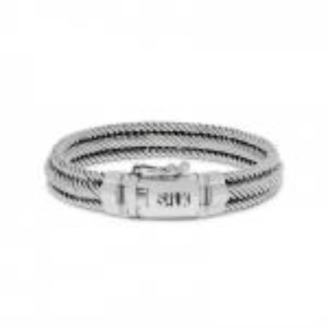 Dit tijdloze zilveren armbandje van SILK bestaat uit fijne in elkaar gevlochten draden in een Franse Gourmet structuur waardoor het armbandje zich zeer soepel om de pols vormt. De stijlvolle armband is 1cm breed. De armband wordt in een mooie luxe geschenkverpakking verpakt. 