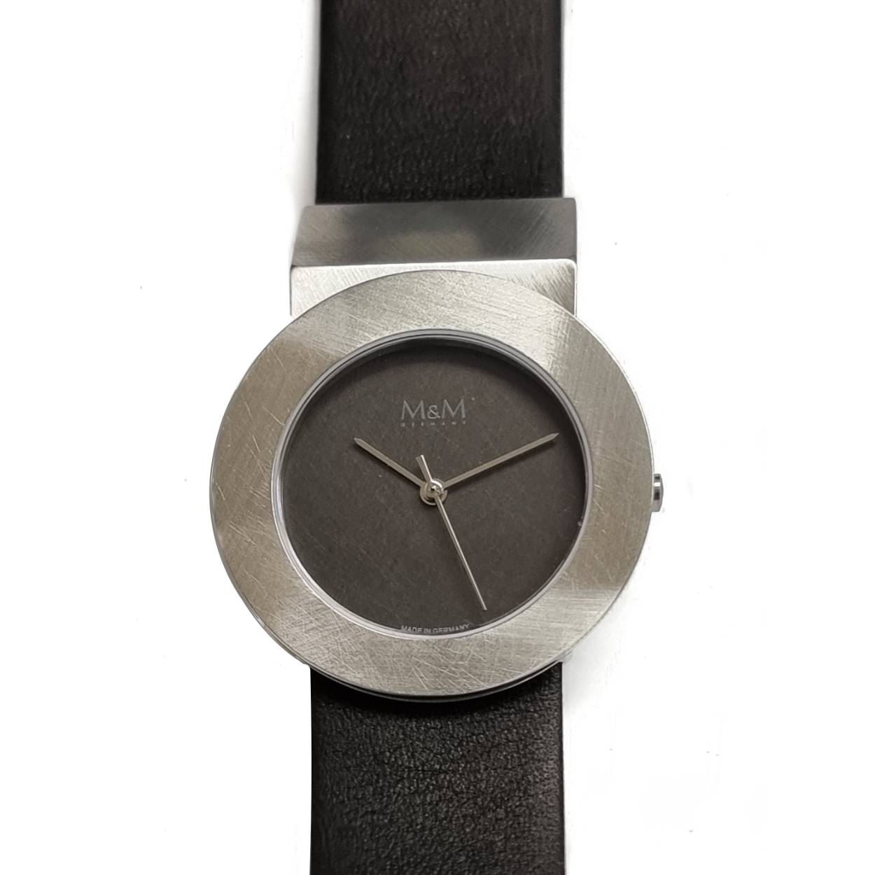 New Steel Collection. Zwarte blinde plaat met ijsmatte horlogekast, Krasvrij saffierglas . Bekroond ontwerp van Georg Plum. Mooi in al xijn eenvoud.