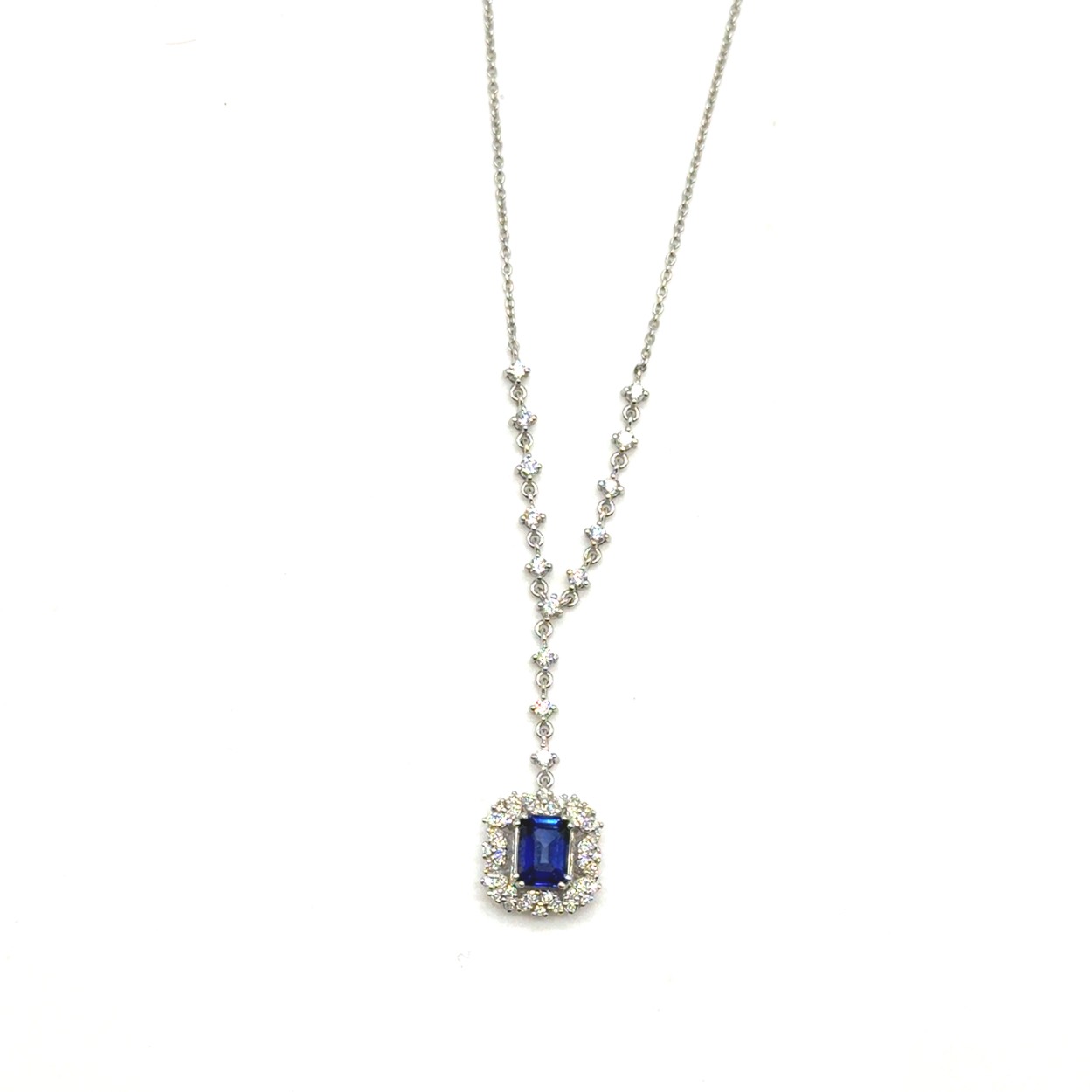 14k witgouden diamanten collier met 1.34 caraat natuur saffier. totaal diamanten zijn 0.63 caraat f kleur. 