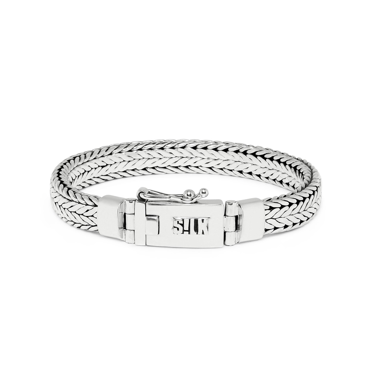 Sierlijke sterling zilveren armband gemaakt van een fijne platte vlechtstructuur. Deze armband kan gedragen worden door zowel mannen als vrouwen.