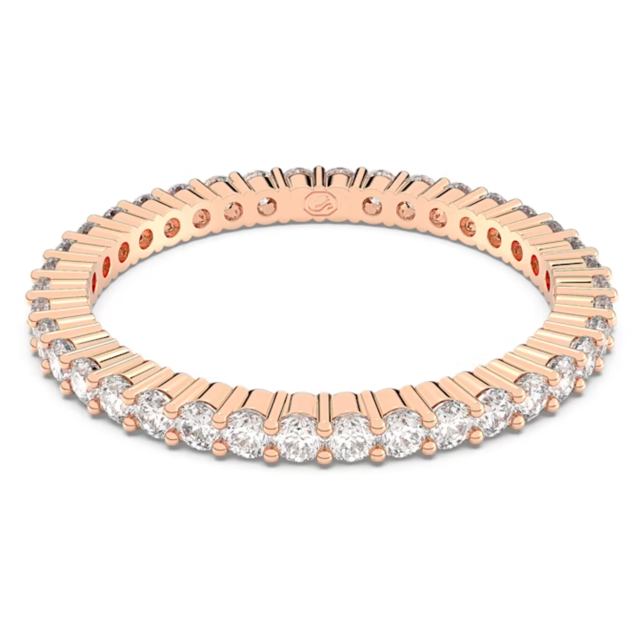 Deze Vittore-ring is ideaal als een subtiel glinsterend accent. Het sieraad bevat een warme combinatie van heldere ronde stenen met een roségoudkleurige afwerking, wat zorgt voor een vurige en luxueuze uitstraling. De ring is ontworpen om vanuit elke hoek te schitteren en kan gecombineerd worden met andere sieraden, zoals een oogverblindende cocktailring voor een adembenemend contrast.
