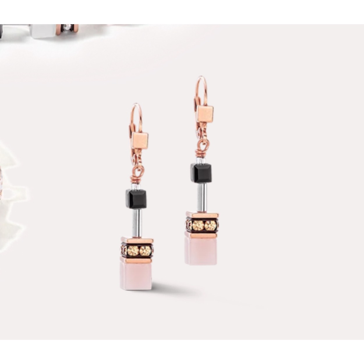 GeoCUBE® Iconische oorbellen roségoud zacht: Delicate schoonheid in roos Voeg een vleugje delicate elegantie toe aan je look met de GeoCUBE® Iconische oorbellen roségoud zacht. Deze oorbellen combineren de zachte gloed van roze gekleurde blokjes met de luxe glans van roségoud, waardoor een uniek stijlvol accessoire ontstaat. Perfect om een subtiel maar effectief vleugje verfijning aan je outfit toe te voegen - of het nu voor dagelijks gebruik of speciale gelegenheden is.
