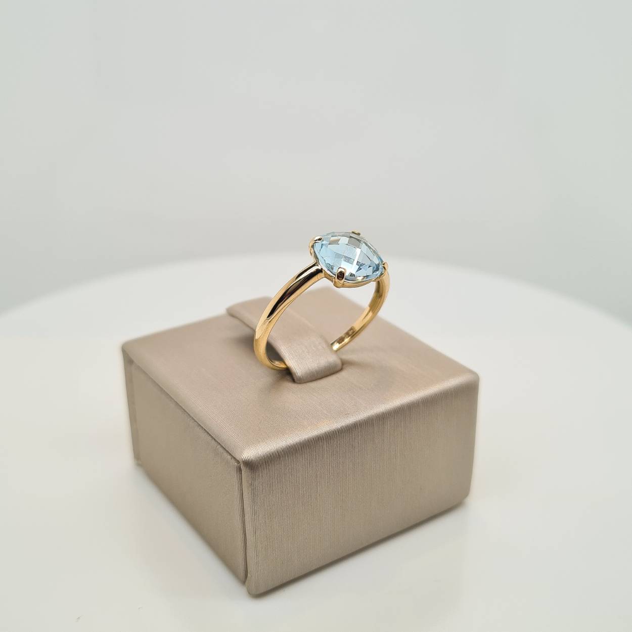 Prachtige 14 karaat gouden ring bezet met blauw topaas. De maat van de ring is 54. 