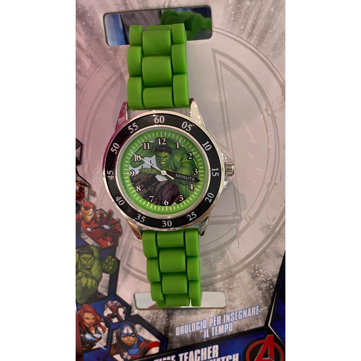 super leuk minder horloge met de Hulk  afbeelding op de wijzerplaat.