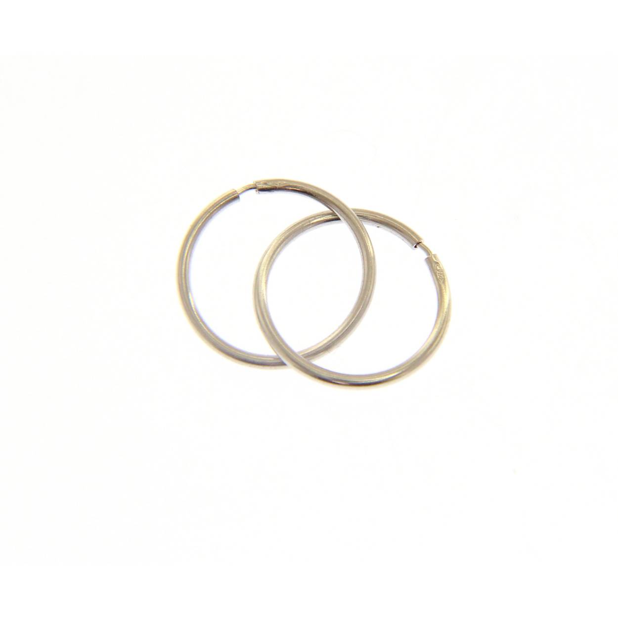 Wit gouden oorringen in 18 kt met buissluiting
Dikte: 1 mm
Diameter: 10 mm
Ook verkrijgbaar in andere afmetingen/goudkleur