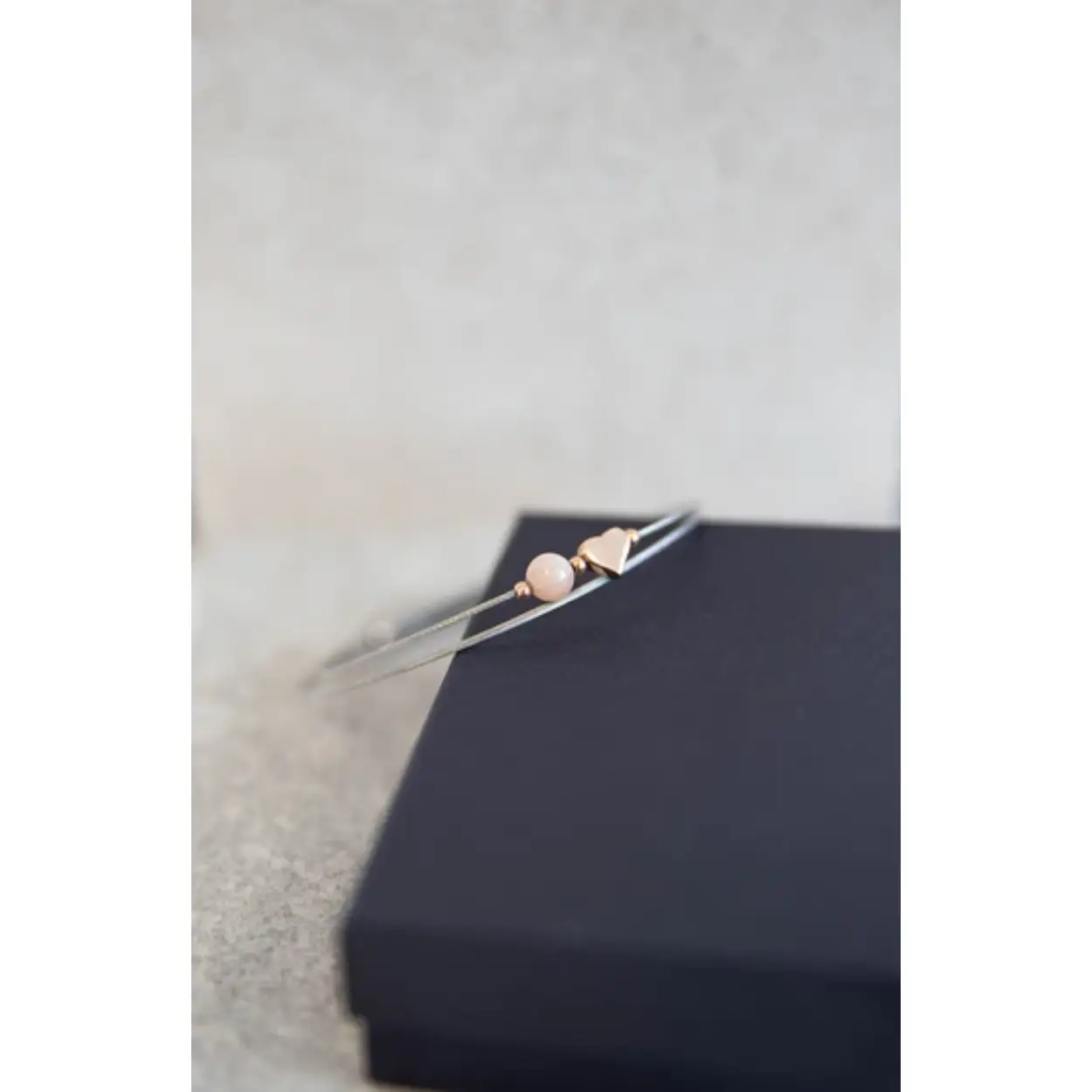 Laat je liefde spreken met de Valentijn special "THINKING OF YOU" edelstaal + rosé armband met een klein hartje en zonnesteen van CLIC by Suzanne. Dit prachtige en betekenisvolle sieraad is meer dan alleen een geschenk; je geeft het omdat je aan haar denkt!