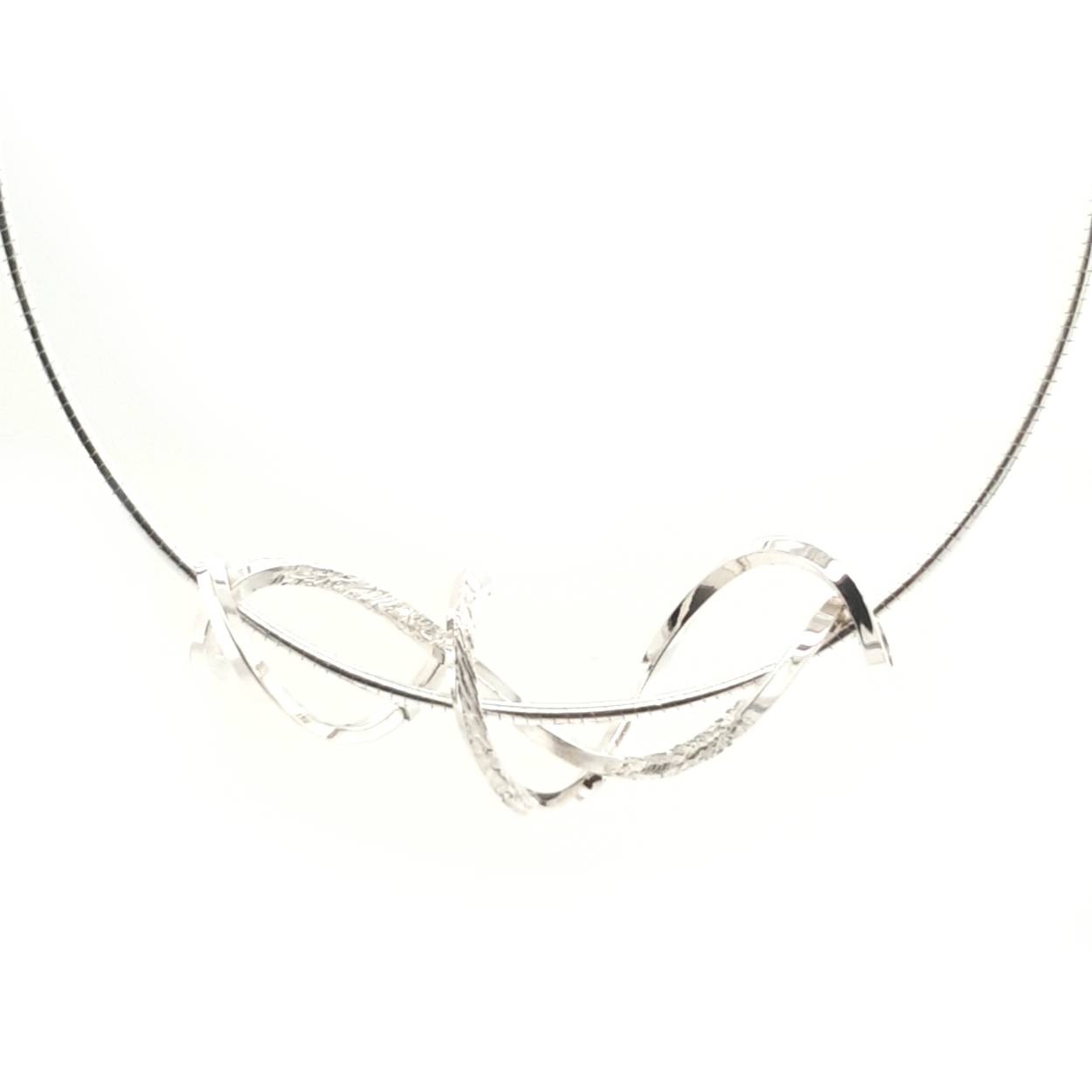 Sierlijke verfijnde draden laten deze ontwerpen voor zichzelf spreken. Met een letterlijke twist zijn deze sieraden goed draagbaar en makkelijk te combineren. Een energieke wikkel van sierlijkheid die jou laat stralen. Elk sieraad wordt met de hand gemaakt in ons eigen atelier en ontstaat spontaan op gevoel. Jouw Twist is dus altijd uniek.

Deze hanger wordt los verkocht of wil je er een bijpassende ketting/spang van zilver bij bestellen?

Maak een afspraak en kom deze sierlijke hanger eens passen! Of bestel haar gelijk, dan sturen we deze mooi verpakt naar je toe.
