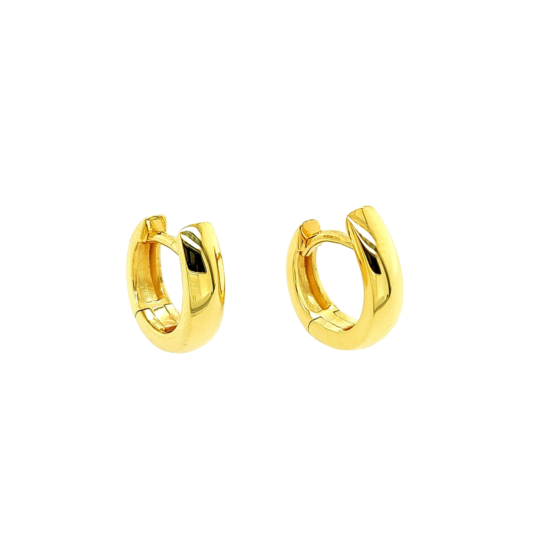 Deze geel gouden oorringen zijn volledig glad gepolijst en aan de voorzijde loopt de oorring verder omhoog. Deze oorringen zijn perfect voor iemand die houdt van geelgoud.