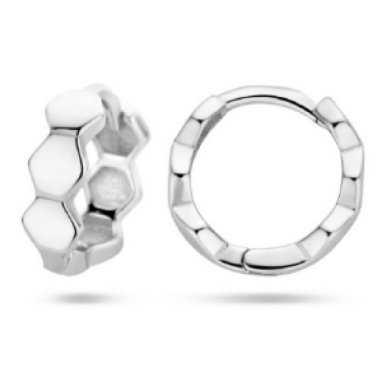 Gerhodineerd 925 zilveren klapoorringen. De oorringen hebben een afmeting van 9x3mm.