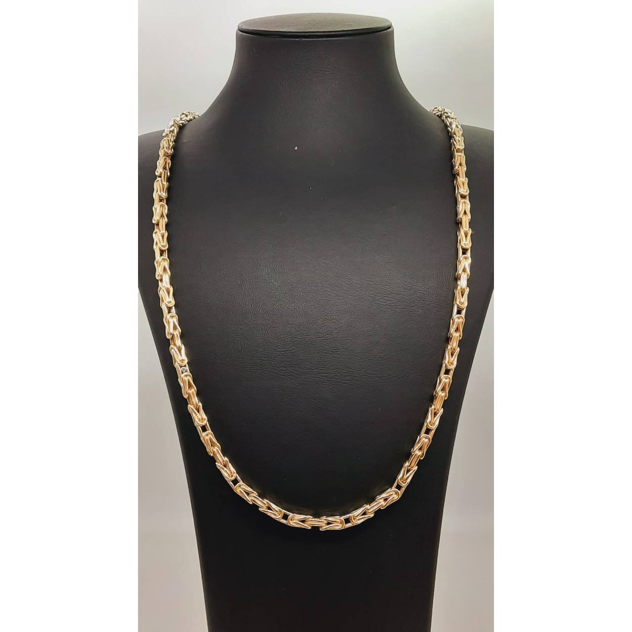 De koningsketting met modelnummer BREA-RDL-0004056 is een elegante 14kt gouden halsketting (65 cm) van een niet-gespecificeerd merk. Met een glanzende afwerking, een breedte van 5 mm en een gewicht van 33,56 gram, straalt de ketting luxe uit. Perfect om dagelijks te dragen of voor speciale gelegenheden. Combineer met andere gouden sieraden voor een verfijnde look.