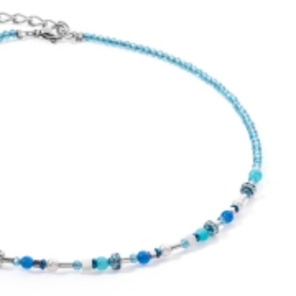 De Princess Spheres Mix Turquoise ketting schittert in intens Ocean Blue. Dit sieraad combineert de natuurlijke schoonheid en kracht van bijzondere edelstenen zoals amazoniet, hematiet en blauwe agaat met parelmoer en kristallen.