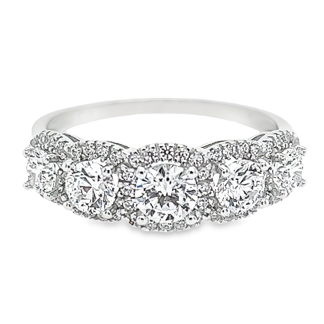 Deze witgouden ring is werkelijk schitterend. De Swarovski zirkonia's zijn briljant gespelen en vrij groot van formaat. Om iedere grote Swarovski zirkonia heen zijn kleine Swarvoski zirkonia's gezet. Deze ring is een echte eyecatcher en perfect voor iemand die houdt van schitterende sieraden.