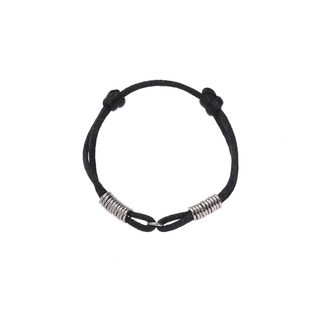  Van simpele subtiele kralenbandjes tot bredere statement stukken, we ontdekken steeds weer de nieuwste trends en passen deze toe in al onze designs.

De vele ontwerpen armbanden in onze collectie zijn goed met elkaar te combineren om een leuke armparty te creëren, maar ook met 1 armband maak je je outfit al compleet.

Waar onze bijoux armbanden vaak net wat stoerder zijn, vind je in onze stainless steel collectie (te herkennen aan de kraftbruine kaartjes) dunnere en fijnere armbandjes.