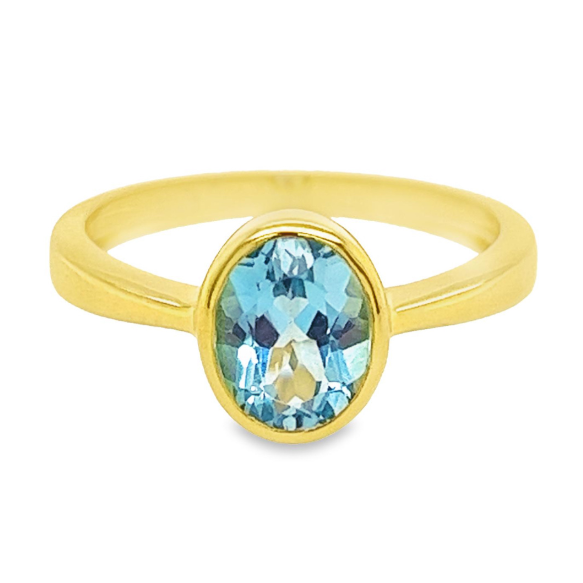 Bij deze geel gouden ring ligt de focus op de prachtige blauwe topaas. De blauwe topaas is ovaal geslepen en gezet in de ovale zetkast.