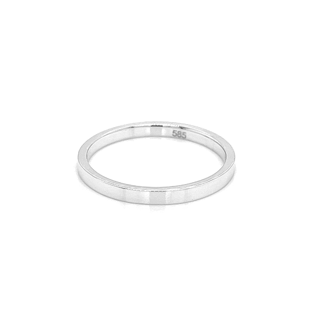 Deze witgouden ring is massief en volledig glad gepolijst. De ring is uitstekend geschikt om als aanschuifring te dragen.