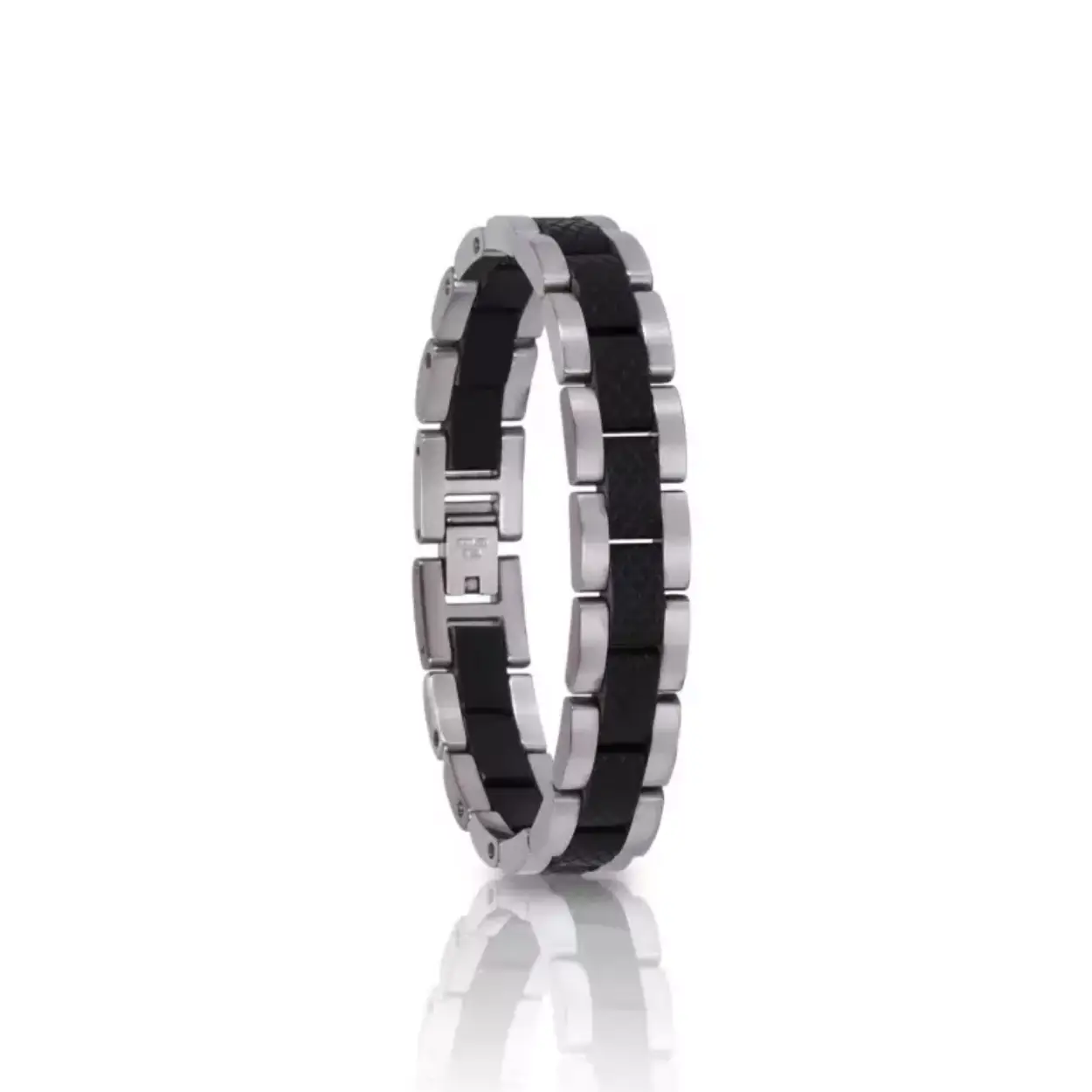 Our dynamic interplay of maple wood and stainless steel in silver should accompany you forward in life, in peaceful agreement with the unique diversity of nature all around.