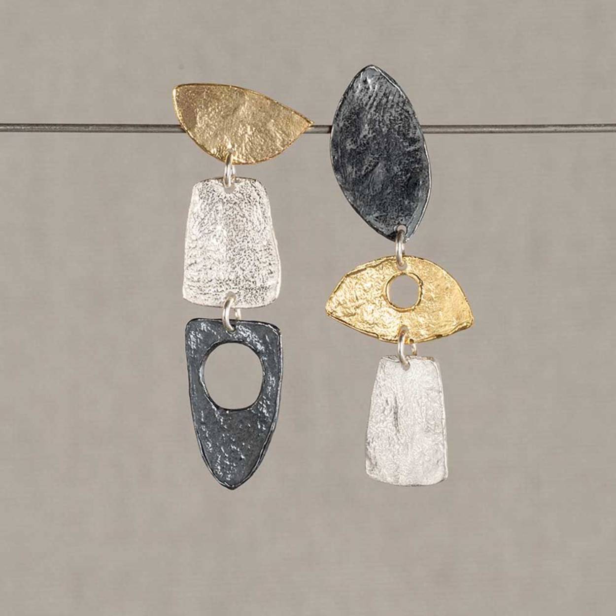 Oorstekers gemaakt van 925 sterling zilver, geoxideerd zilver en zilver verguld. Deze oorbellen zijn a-symmetrisch wat ze speels en uniek maken. Combineer met een mooi collier voor een complete look!
