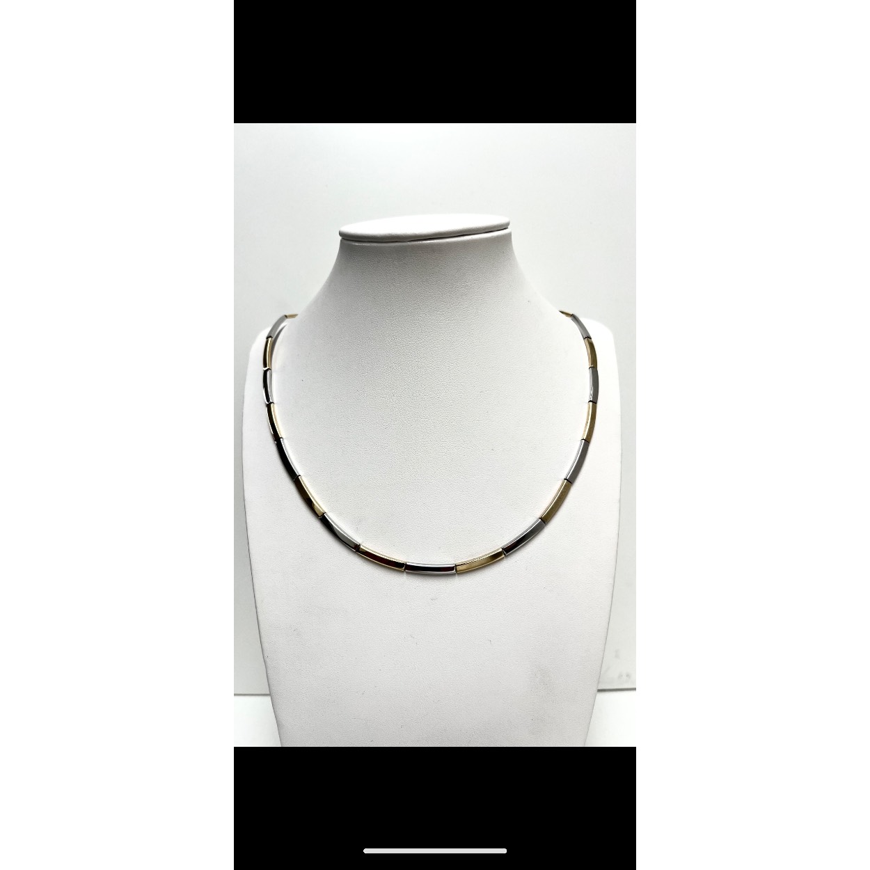 Gouden tweekleurige plaat choker

45 cm in lengte 

3 mm in breedte
