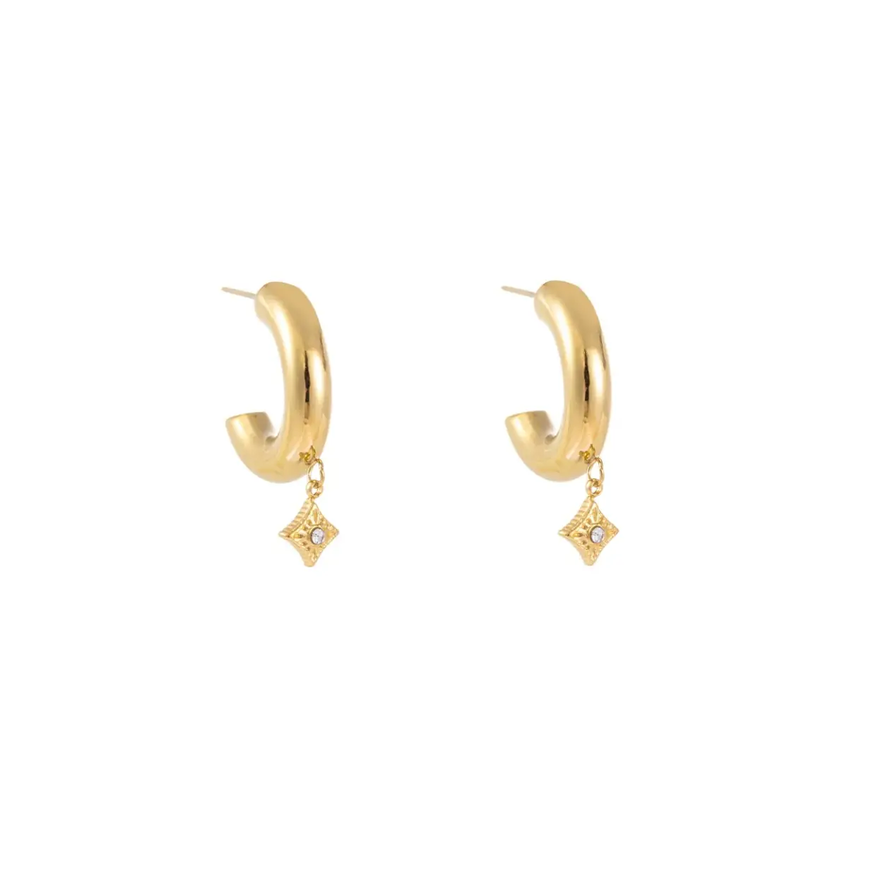 Van grote statement oorbellen tot klassieke oorringetjes of – knopjes - in onze collectie komen oorbellen in alle soorten en maten terug, maar steeds van mooie kwaliteit en in lijn met de laatste nieuwe trends.

Big creole + diamond shape - 14K + crystal