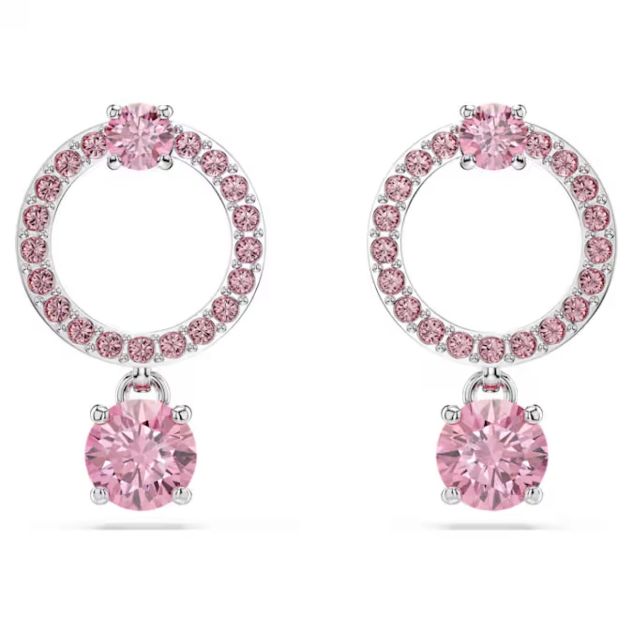 Deze kleurrijke oorstekers zijn eenvoudig maar briljant. Een roze kristal in Round-slijpvorm hangt aan de kleine ringen, die zijn bezet met glinsterende roze pavé. De hangende elementen bewegen wanneer uw hoofd beweegt en weerkaatsen het licht in alle richtingen. Een perfecte manier om uw stijl te laten schitteren.