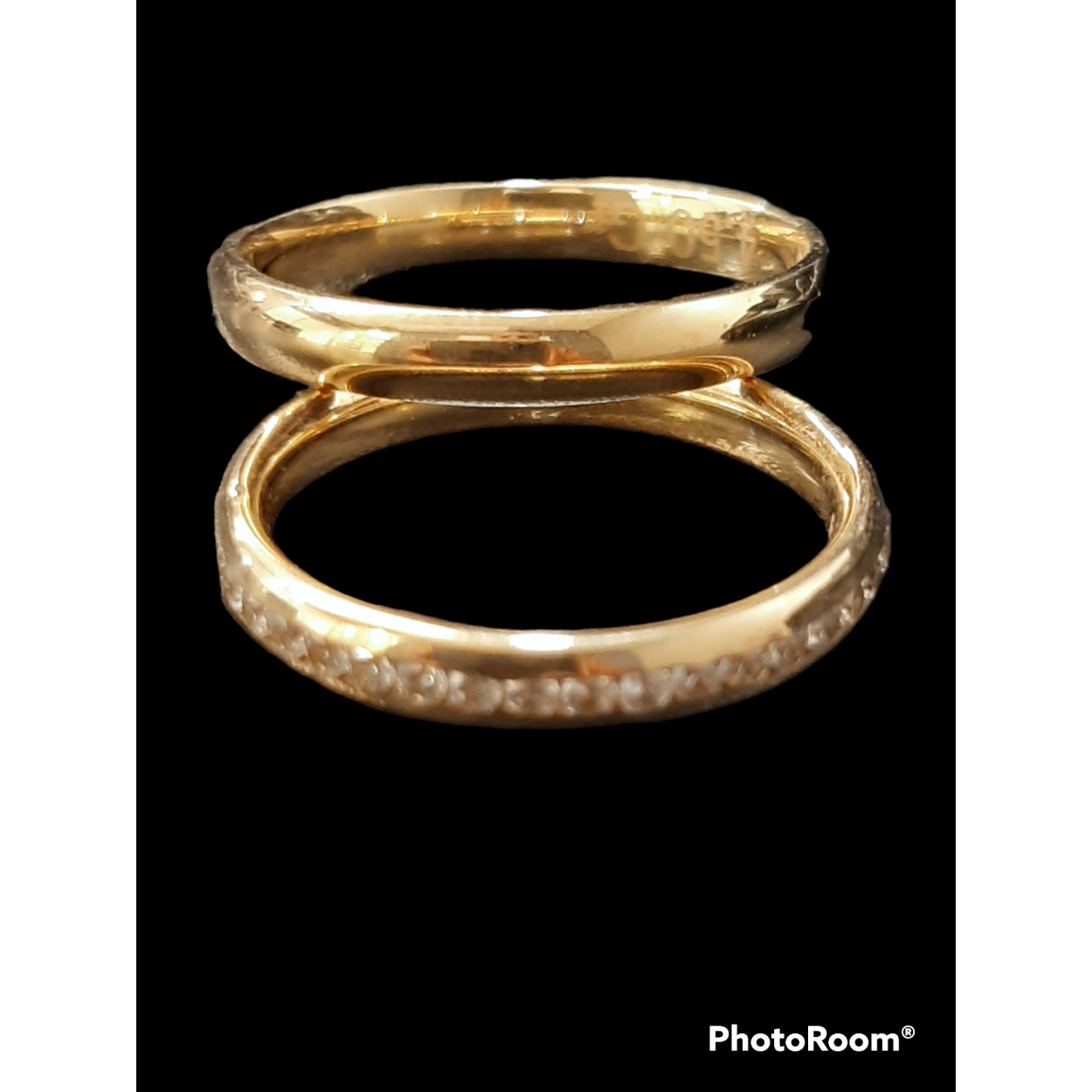 De gouden trouwring met modelnummer BREA-0002510 biedt een elegante uitstraling met zijn 14-karaats goud. Perfect voor bruiloften, deze ring straalt klasse uit door zijn goudkleurige afwerking. Draag deze ring dagelijks om het eeuwige commitment te symboliseren, gecombineerd met andere gouden sieraden voor een verfijnde look. Ideaal om een leven lang te koesteren.