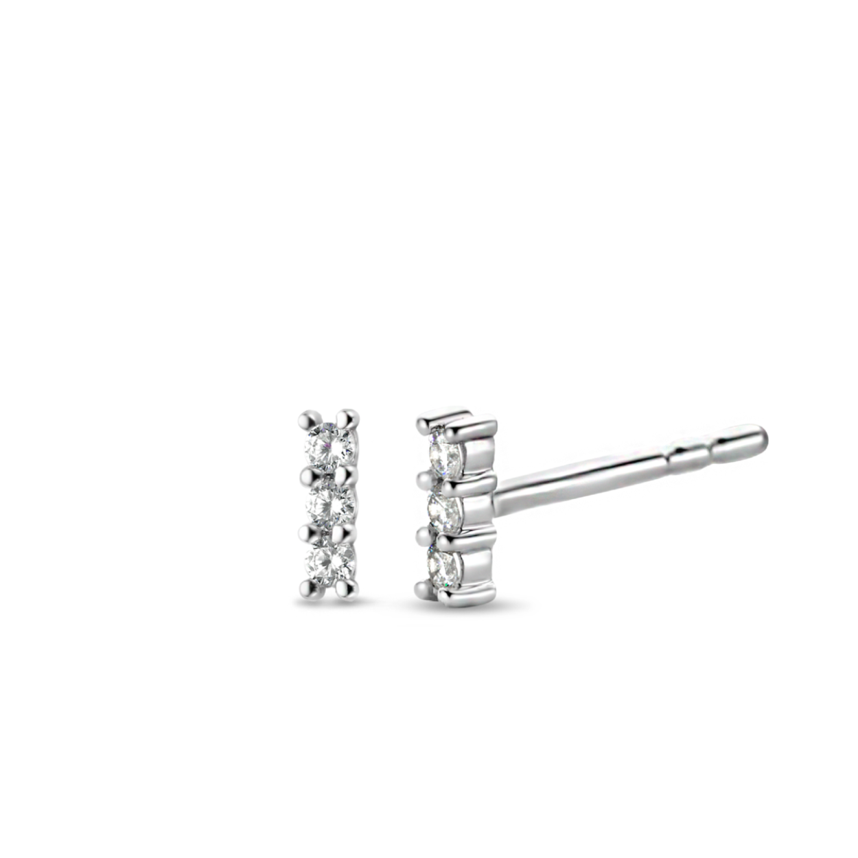 Het design van deze TI SENTO - Milano zilveren oorbellen 7870ZI bestaat uit drie kleine cubic zirconia stenen, handgezet in een verfijnde prong zetting. Deze stijlvolle oorbellen zijn gemaakt van 925 sterling zilver en gecoat met een laagje rhodium om het te beschermen en de glans te behouden. Deze luxueuze cubic zirconia studs zijn schitterende tijdloze basics.