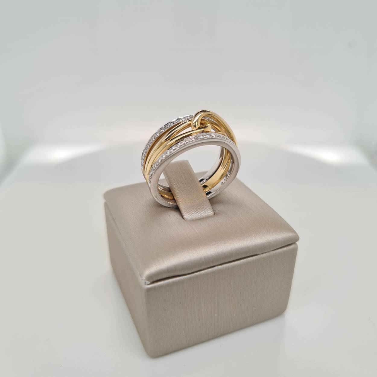 Prachtige 14krt gouden ring met diamant, 0,27crt H Si. De ring komt uit de collectie van Elaine Firenze. De maat van de ring is 55 (17,5). Heeft u een andere ringmaat, neem dan gerust contact met ons op.