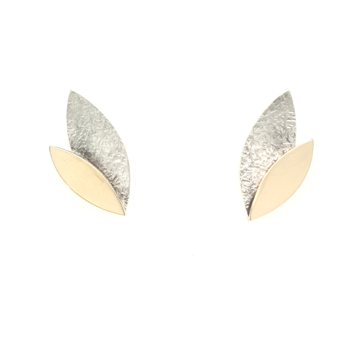 Natuurlijk(e) sieraden! Deze schitterende oorknoppen van zilver en goud zullen je prachtig staan. Goed te combineren met al je andere sieraden.

Graag nemen we je mee met deze sieraden de natuur in. De bladeren, de kleuren, de natuurlijke vormen bijvoorbeeld van boombast of weggespoeld zand zijn inspiratiebronnen om sieraden van deze collectie te ontwerpen. Een draagbaar stukje natuur waar je iedere dag blij van wordt.

Maak een afspraak en kom deze oorknoppen passen! Of bestel ze gelijk, dan sturen we deze mooi verpakt naar je toe.