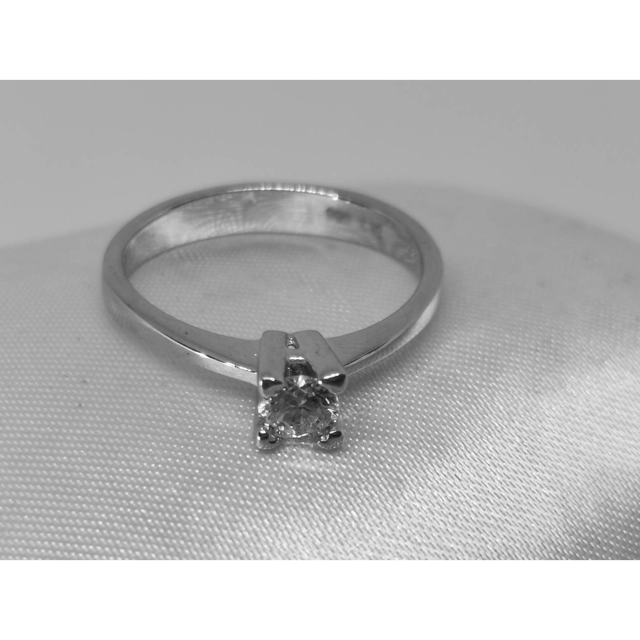 14 karaat wit gouden solitaire ring met briljant geslepen zirkonia.