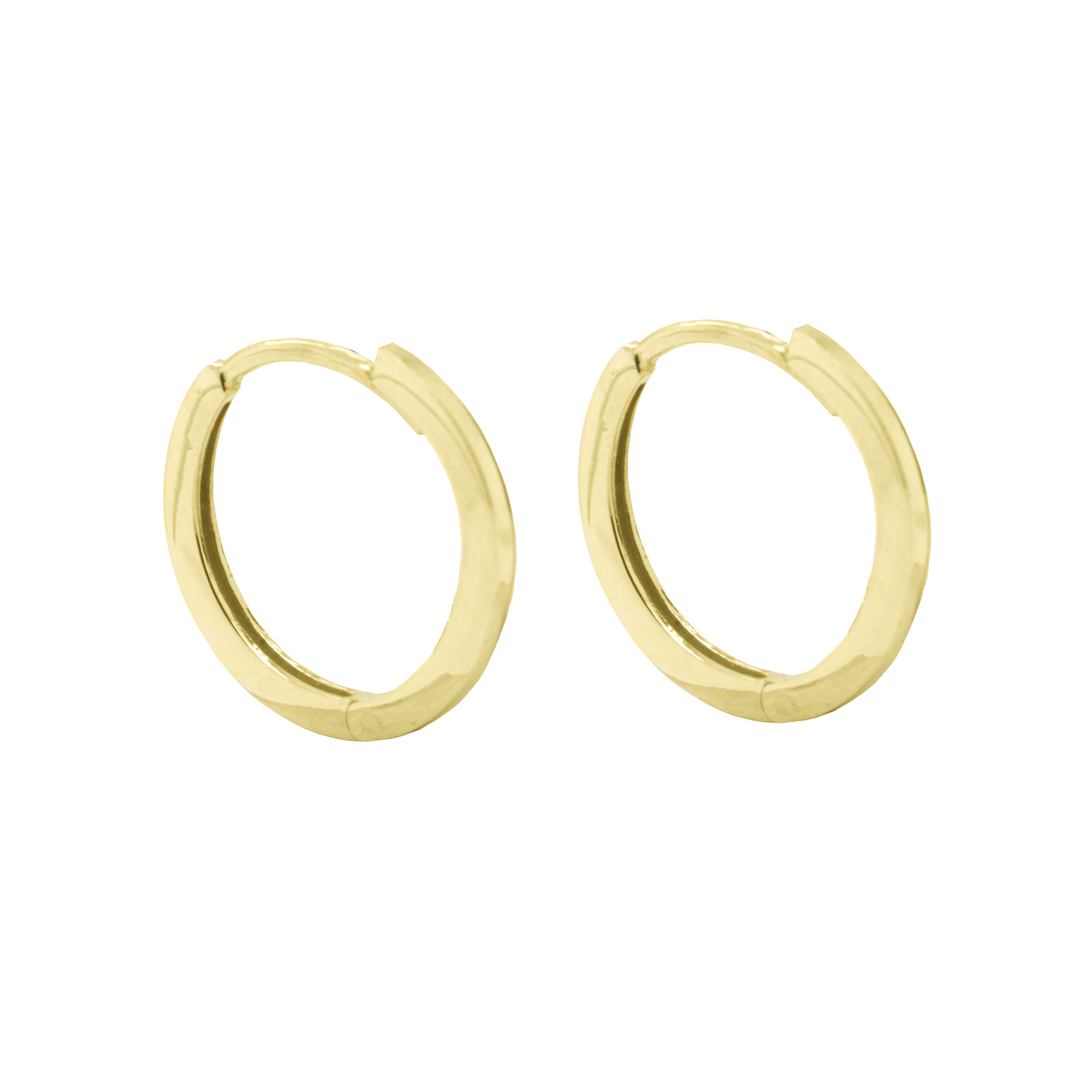 Deze geel gouden oorringen zijn volledig glad gepolijst en plat van vorm. Deze oorringen zijn perfect voor iemand wie houdt van geelgoud.