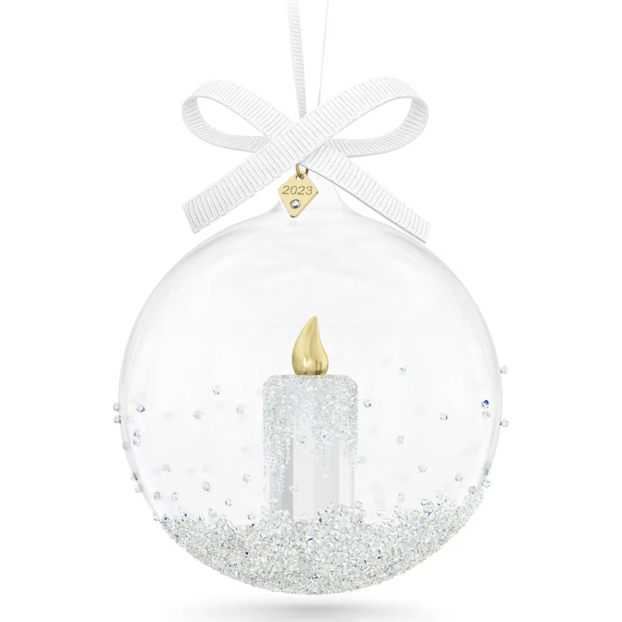 De Annual Edition Ornament Kerstbal 2023 van Swarovski straalt elegantie en sereniteit uit, en is een tijdloos cadeau dat u aan dierbaren kunt geven. Het ontwerp bestaat uit een glazen bol die is voorzien van meer dan 2200 kristallen en hangt aan een stevig wit lint met een plaatje met een goudkleurige toplaag dat is gegraveerd met het jaar '2023'. Binnenin zit een prachtige kaars met 56 facetten die is voorzien van meer dan 1000 kristallen en een vlam met een champagnegoudkleurige toplaag die samen een schitterend display voor de feestdagen creëren. De Annual Edition Ornament Kerstbal is alleen dit jaar verkrijgbaar en ideaal om cadeau te doen voor een verjaardag, bruiloft of jubileum. Decoratieobject. Geen speelgoed. Niet geschikt voor kinderen jonger dan 15 jaar.

Artikelnr.: 5658439
Collectie:  Annual Edition
Kleur:  Wit
Hoogte: 9.9 cm
Breedte: 8 cm
Lengte: 8 cm
Ontwerper:  Michele Blasilli
Materiaal:  Kristallen, Metaal, Glas, Rayon lint