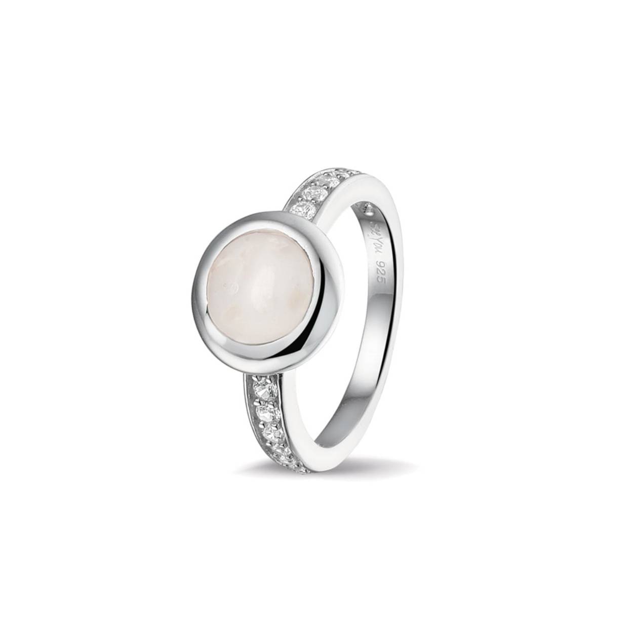 Ronde as-ring met zirkonia. Dit sieraad wordt zichtbaar aan de voorkant gevuld met as en wordt vermengd met onze speciale hars. Onze voorbeeld ring heeft de kleur Olive