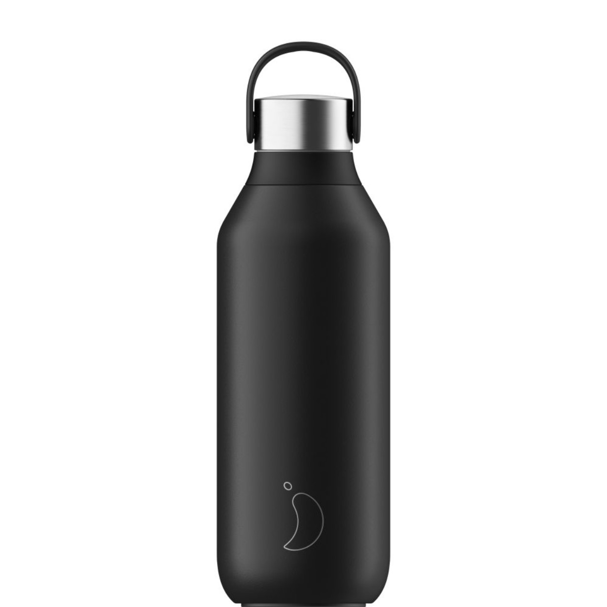 Chilly's Series 2-flessen hebben een nieuw ontworpen dop met schroefdraad en een draaglus die het gemakkelijk maakt om mee te nemen. In tegenstelling tot de originele Chilly's Bottles is de o-ring in dop ingebouwd voor een nog veiligere afdichting.

De antibacteriële drinkkraag voelt zacht aan en is perfect gevormd om van te drinken. Een andere nieuwe toevoeging aan de Series 2-flessen is de siliconenbasis die voorkomt dat de fles op oppervlakken wegglijdt.

Chilly's Series 2-flessen zijn gemaakt van hoogwaardig roestvrij staal met een gepoedercoate buitenkant. De nieuwe kraag rond de hals van de fles is gemaakt van plastic verrijkt met een BioCote-additief. 
De drinkvlakken van alle Chilly's Series 2-producten bevatten een antimicrobieel additief dat microben tot 99,99% vermindert.

Specificaties;

Inhoud: 500ml
Breedte: 7.5cm
Hoogte: 22cm