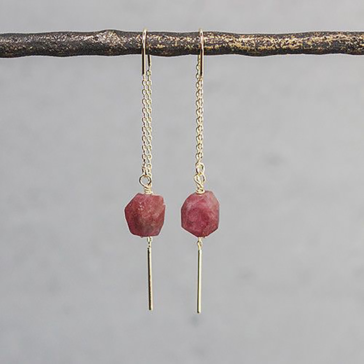 Oorhanger gemaakt van zilver verguld met een prachtige roze/groene Tourmalijn.