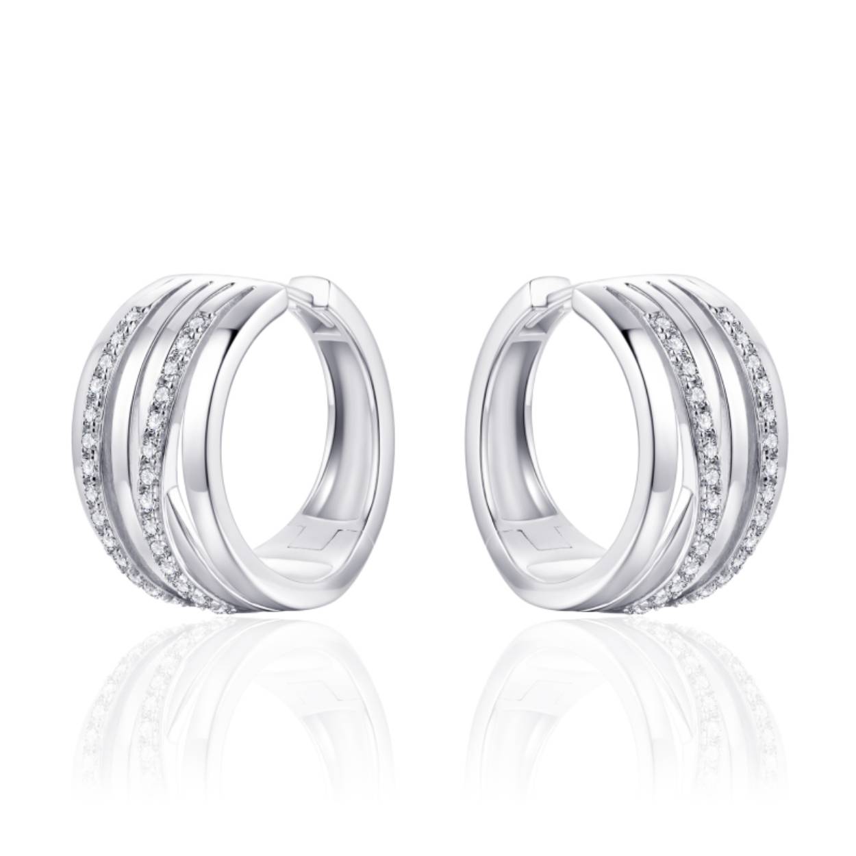 Zilver gerhodineerde oorringen met zirkonia's. De oorringen zijn voorzien van een scharniersluiting.