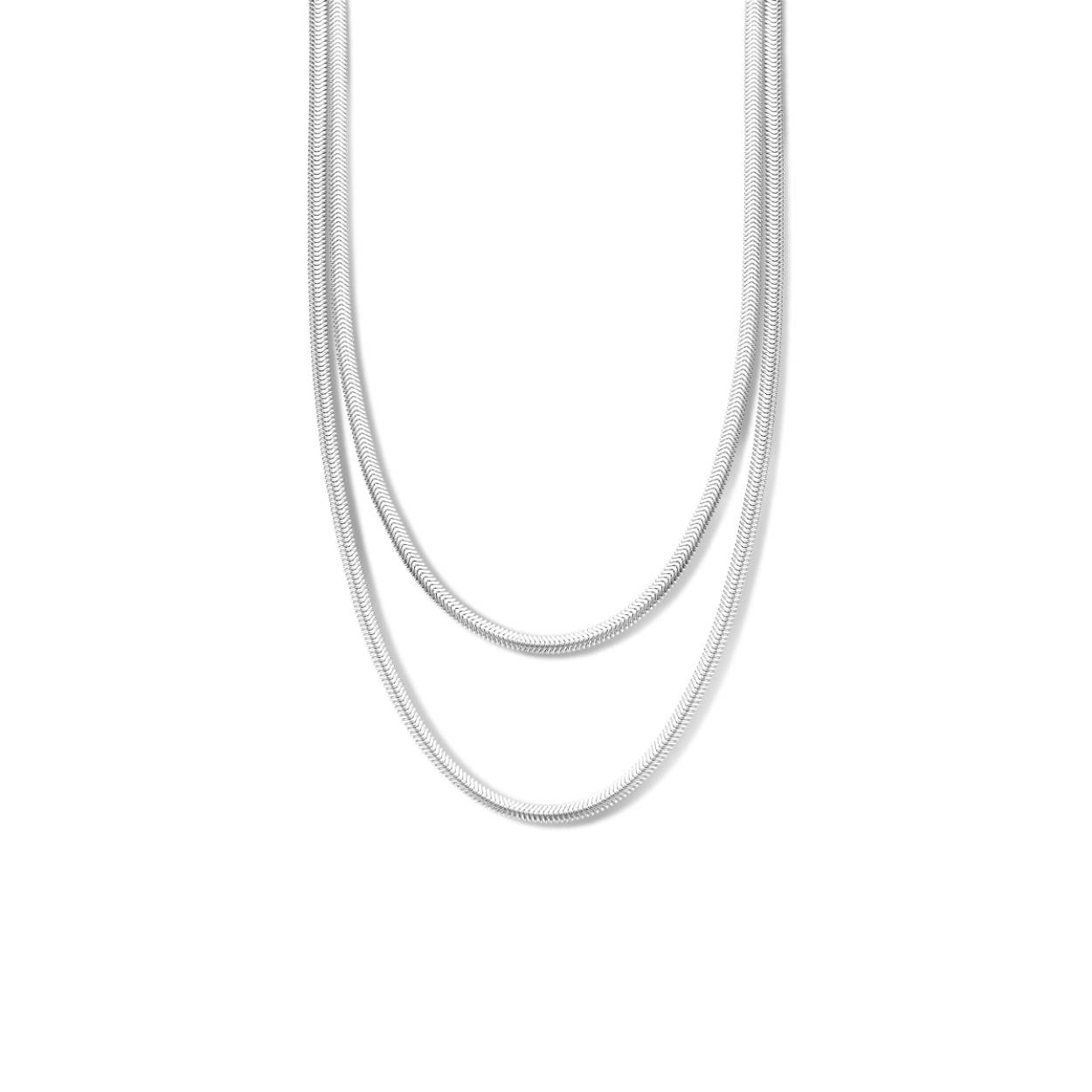 Gerhodineerd 925 zilveren omega collier met een schakelbreedte van 3.4mm en een karabij sluiting. Het collier heeft een draaglengte van 42cm en een extensie van 3cm.