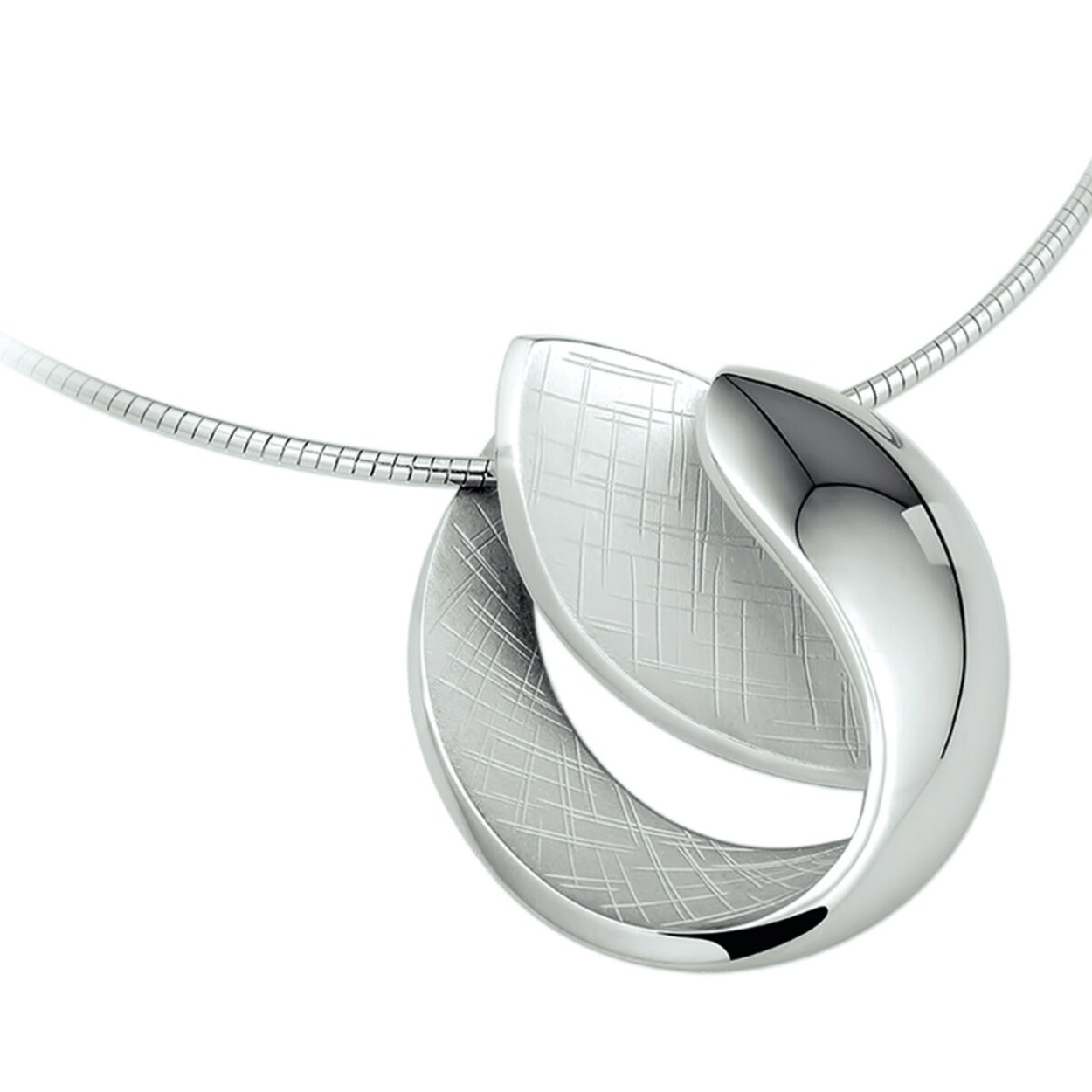 Gerhodineerd zilveren collier met een poli en gescratchte afwerking. Het collier is onderdeel van een set. 
