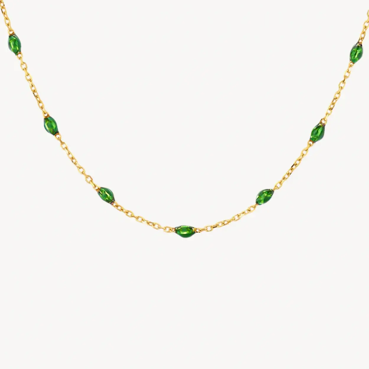 Heldergroene resin stenen maken dit 14k geelgouden collier met veerringsluiting tot een echte eyecatcher.