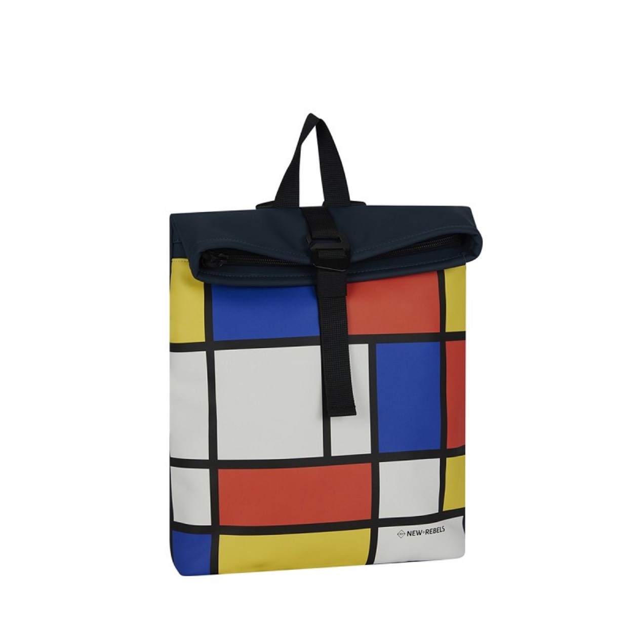 New Rebels Mart Arts - Los Angeles Rolltop Backpack Mini – Mondriaan (Navy)
Geïnspireerd door de iconische stijl van Piet Mondriaan is deze Mondriaan Rolltop Backpack Mini een echte blikvanger. De geometrische vormen en heldere kleuren geven de rugzak een modern-artistieke uitstraling. Perfect voor creatievelingen die houden van een strak design en praktisch formaat.

Productkenmerken:

 Kleur: Navy (kleurcode 02)
 Afmetingen: 27 x 8 x 33 cm (L x B x H)
 Materiaal: 100% PU – duurzaam, vegan en waterafstotend
 Sluiting: Rolltop met klikgesp voor een veilige en moderne afwerking
 Design: Mondriaan-geïnspireerd – stijlvol en opvallend
 Formaat: Mini – compact en licht voor dagelijks gebruik
 Land van herkomst: China (CN)
 Merk: New Rebels
Deze artistieke mini rugzak is perfect voor iedereen die mode wil combineren met kunst. Draag je eigen stukje design mee, elke dag opnieuw.

