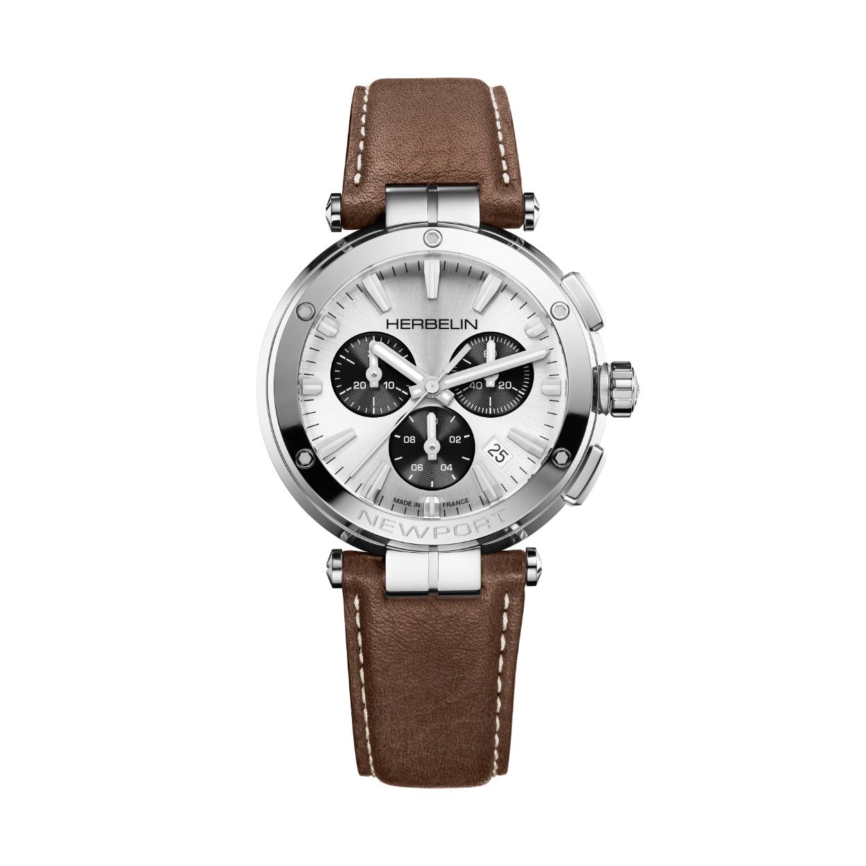 Gestraald en assertief, de NEWPORT Chronograaf Wit, Grijs & Bruin Leer herenhorloge toont zijn stijl zonder compromissen.
De geborstelde witte wijzerplaat, met drie antracietgrijze subdials, biedt een dynamische weergave van de tijd: kleine seconde op 6 uur, 1/10e seconde teller op 2 uur en 30 minuten totalisator op 10 uur. Deze architectuur is een knipoog naar navigatie-instrumenten, trouw aan de maritieme geest van de NEWPORT collectie.