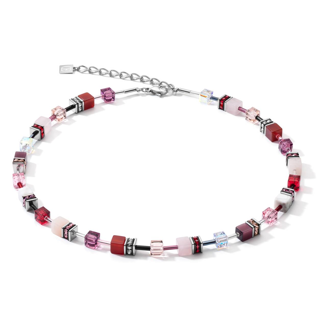 Een heel fijn collier van Coeur de Lion! De blokjes zijn netjes afgerond of gefacetteerd waardoor het lekker draagt. Alles wordt met de hand gemaakt en in elkaar gezet. De materialen die gebruikt worden laten de kleuren ook extra schitteren in het licht door het effect dat ze geven. 

Dit collier is een special edition, met Howliet, rose Aventurijn, Roseqwarts en Karneool. 

De overige materialen zijn glas, polaris, strass stenen en het basismateriaal is staal. De maten en lengtes van de kettingen van Coeur de Lion worden gebaseerd op gemiddelde maat dames. Het fijne is ook dat er een stalen verlengketting aan zit waardoor de ketting op meerdere lengtes gedragen kan worden. De lengte van deze ketting is 42 cm tot 47 cm. De karabijnhaak sluiting is ook gemaakt van staal en bevat een mooi formaat wat goed hanteerbaar zal zijn. De dikte van de grootste blokjes zijn 6 mm en bij de strass steentjes meet de totale dikte 6,5 mm.