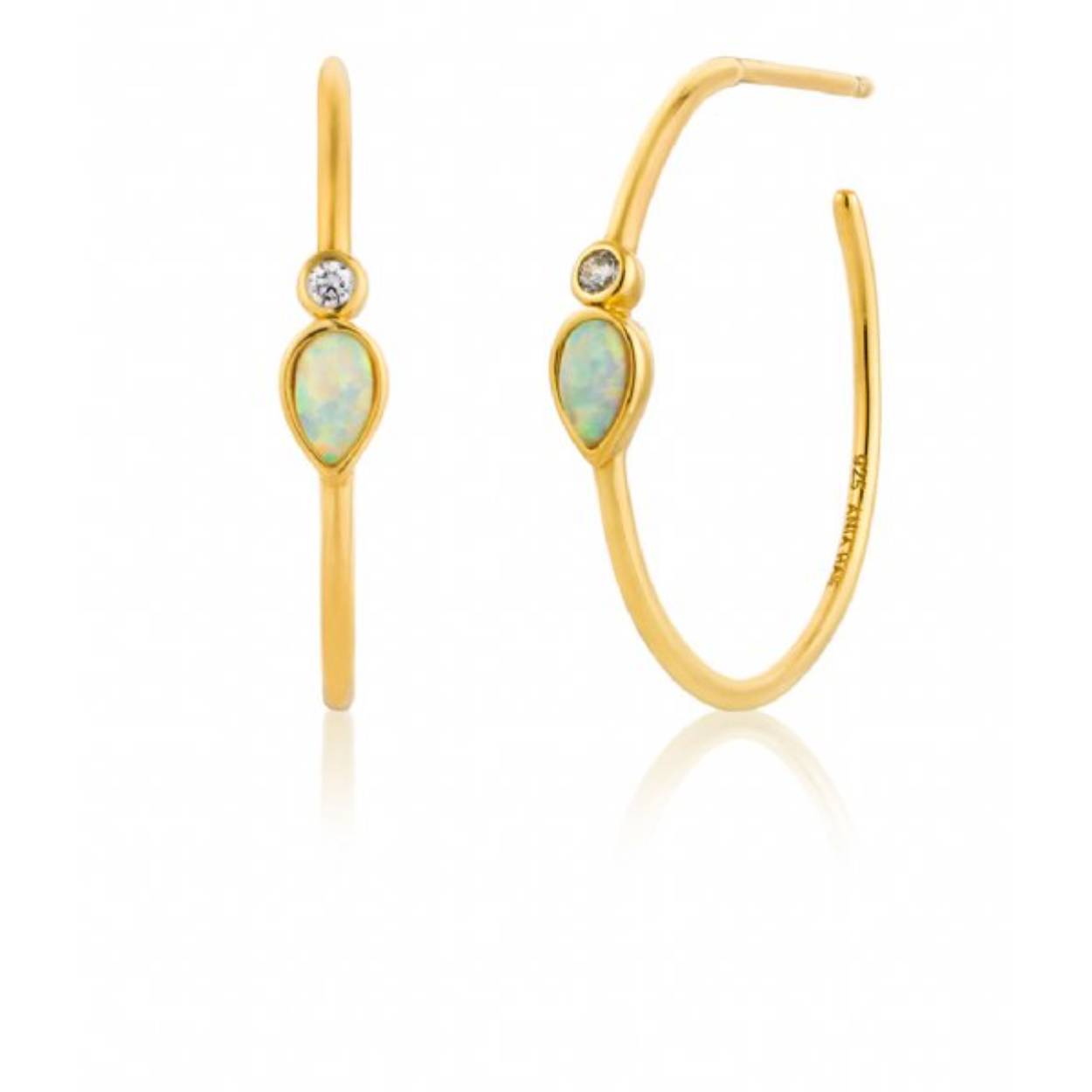 Deze oorbellen van Ania Haie zijn  perfect voor jouw look. 
De oorbellen zijn gemaakt van 925 zilver met gold plating wat ze een stijlvolle look geven. Als onderdeel van de Mineral Glow serie heeft dit accessoire een stijlvol klein mineraal detail.