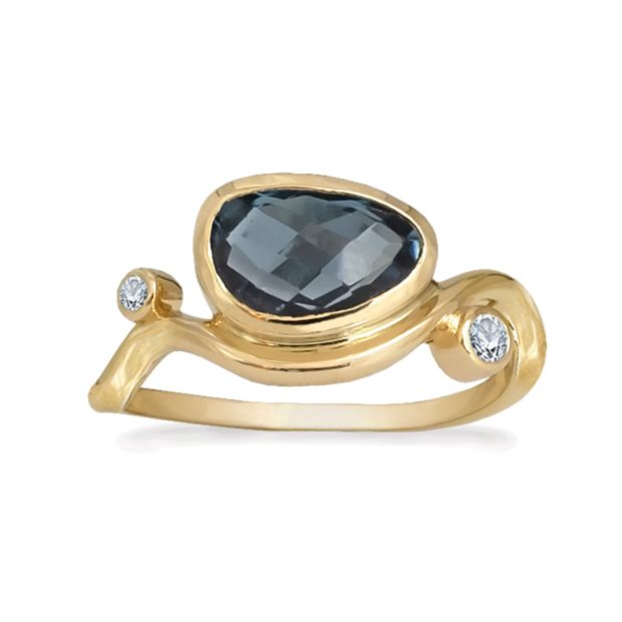 Deze 14 karaat gouden ring heeft een mooie 9 x 6 mm gefacetteerde London Blue topaas, een 2 mm gefacetteerde Sky Blue topaas en een 1,5 mm gefacetteerde Sky Blue topaas.