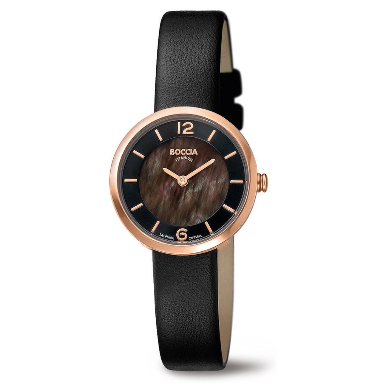 Boccia Titanium 3266-03
Dit Boccia Titanium dameshorloge heeft een ros�kleurige titanium kast. Het horloge heeft een kastdiameter van 27,5 mm en krasvast saffierglas. De band van het horloge is van leer. Of je nu sportief of chique gekleed gaat, dit horloge past bij elke outfit en iedere gelegenheid. 

HET MERK
Boccia Titanium: de specialist in het edelmetaal titanium � horloges en sieraden van puur (99,7%) titanium. Titanium heeft een hoog draagcomfort: het is licht in gewicht, huidvriendelijk en neemt de temperatuur van de huid snel aan. 

SPECIFICATIES
- Krasvast saffierglas
- Ronde ros�kleurige titanium horlogekast, � 27,5 mm
- Zwart lederen horlogeband
- Zwart parelmoeren wijzerplaat
- 5 ATM

