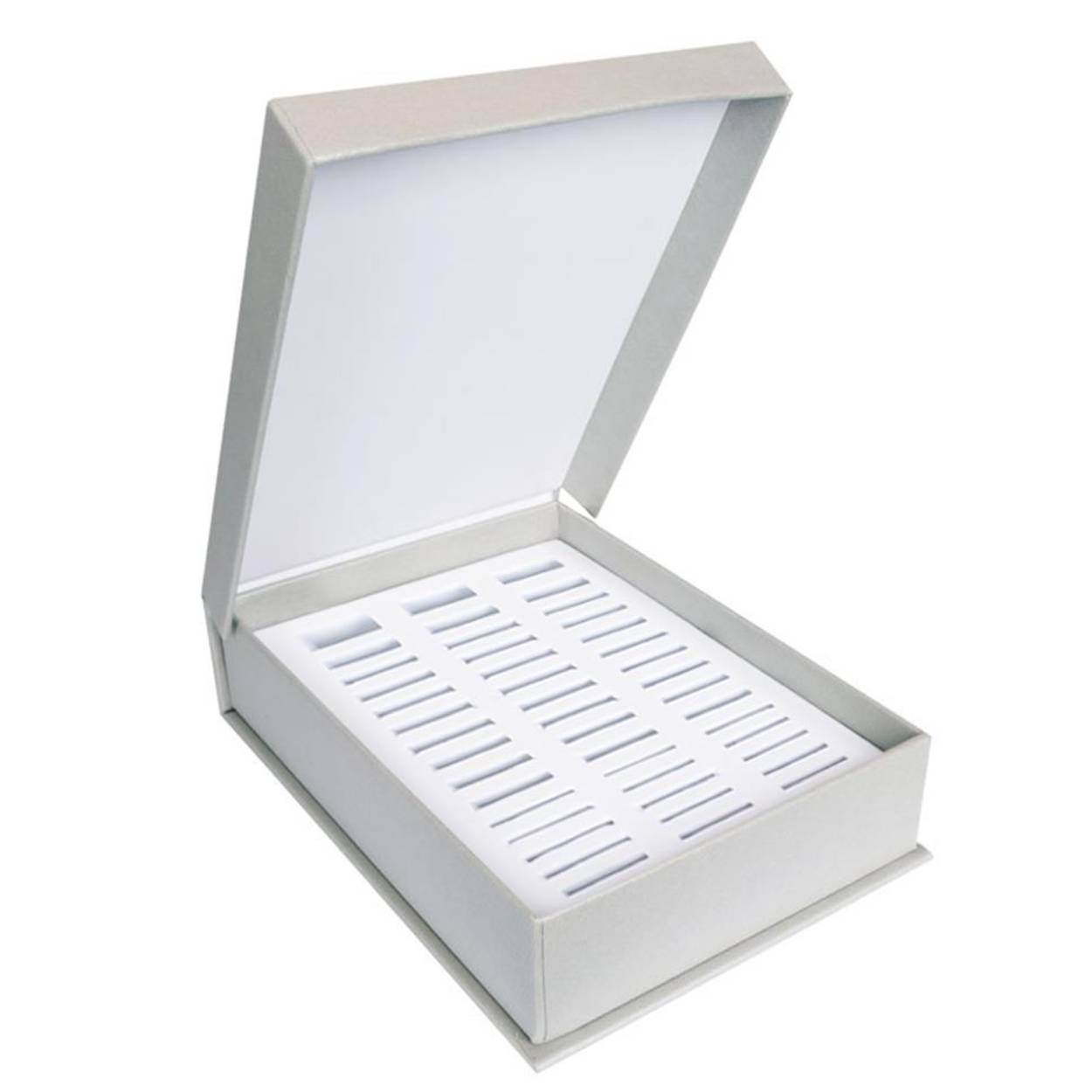 Ben je op zoek naar een opberger voor al jouw iXXXi basisringen en vulringen? Zoek dan niet verder! Deze Collection Box Small is een verticale, langwerpige, luxe box voorzien van een inlay waarin je al jouw iXXXi ringen kwijt kunt. Aan de bovenkant van deze inlay zijn 'bredere' langwerpige inkepingen gemaakt voor de basisringen en daaronder vind je drie rijen met 'smallere' langwerpige inkepingen waarin je je hele collectie aan iXXXi vulringen kunt plaatsen. Zo heb je al jouw basisringen en vulringen netjes bij elkaar en kun je ze ook gemakkelijk vervoeren.