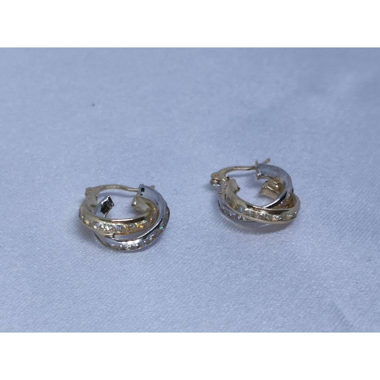 14 Karaat bi-color gouden creolen met zirkonia's

12 mm doorsnede 
Dubbele Ringen
2.2 gram