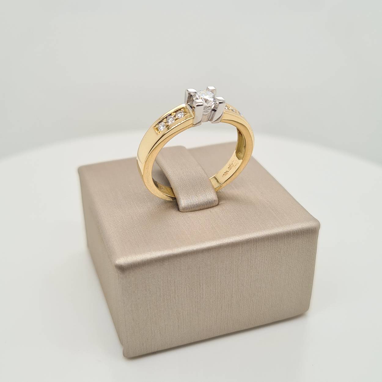 Prachtige 14krt gouden ring met diamant, 0.37crt.

Deze ring is maat 53, heeft u interesse in een andere maat? Neem dan gerust contact met ons op.