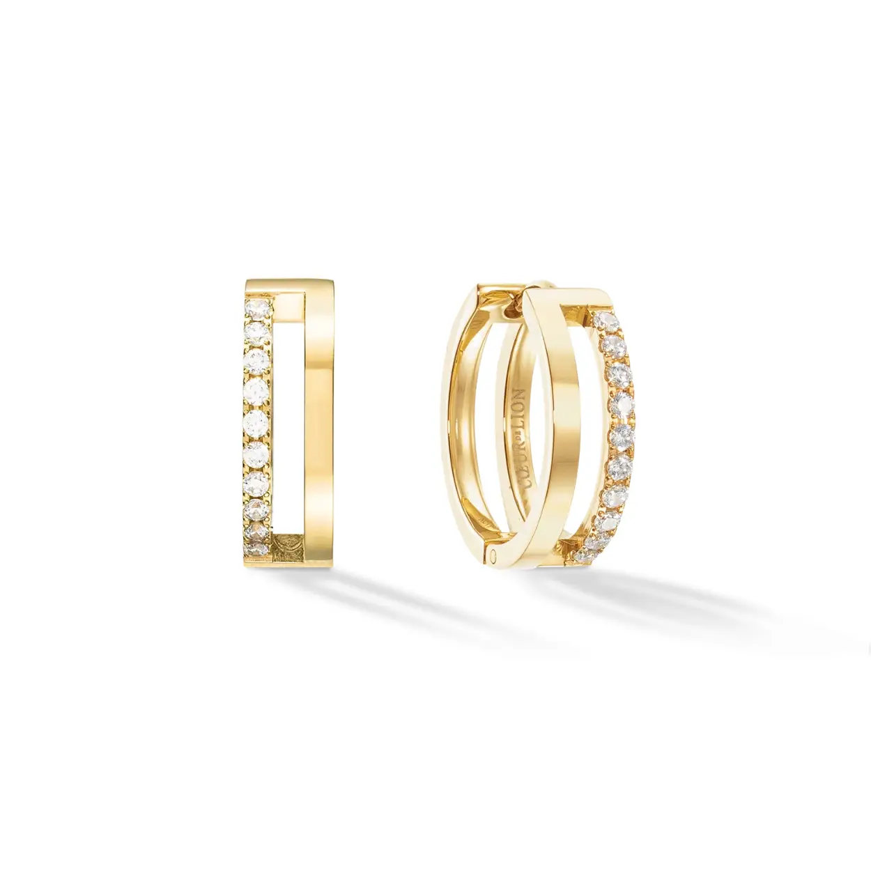Ontdek de ETERNAL UNITY oorringen uit de Essentials-collectie, waar moderne verfijning en tijdloze romantiek samenkomen. Deze betoverende serie bestaat uit oorbellen, armbanden en ringen, waarbij elk stuk op kunstzinnige wijze de essentie van eeuwige liefde en verbinding belichaamt. De sieraden bestaan ​​uit twee parallelle banden, de ene glad en gepolijst, die de kracht en zuiverheid van een duurzame band weerspiegelen, de andere is versierd met sprankelende zirkonia-kristallen.