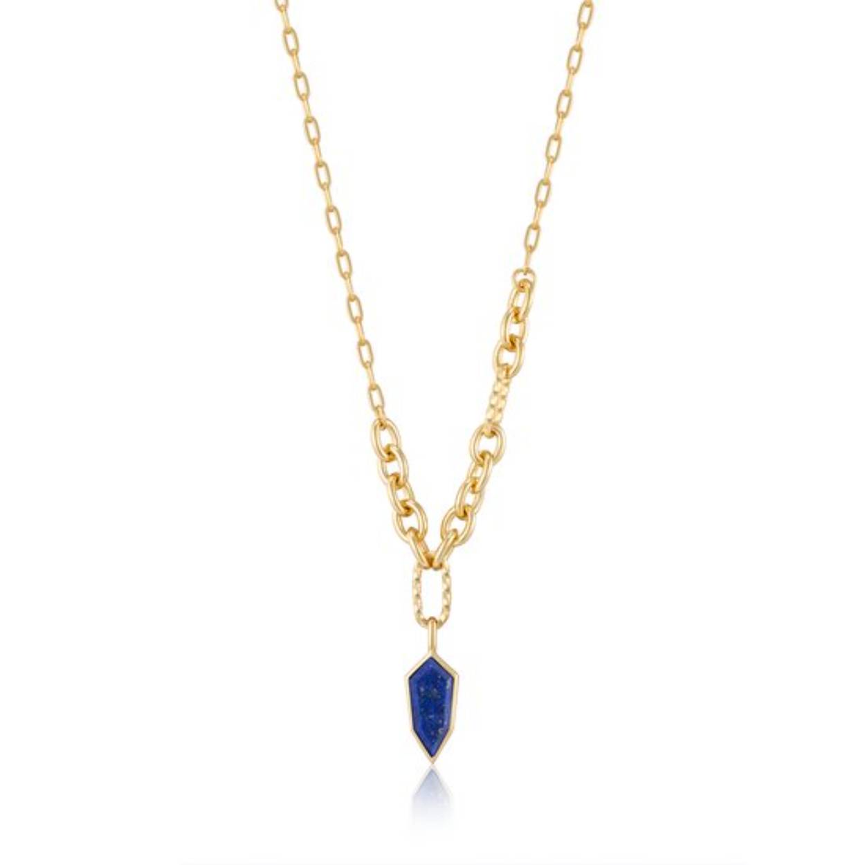 Voeg een vleugje levendig blauw toe aan je sieradencollectie! Draag deze prachtige ketting alleen als statement piece of creëer een unieke look door de jouwe te stylen met meerdere kettingen.

* Lapis is een natuursteen, de kleur en structuur kunnen afwijken van de afbeelding