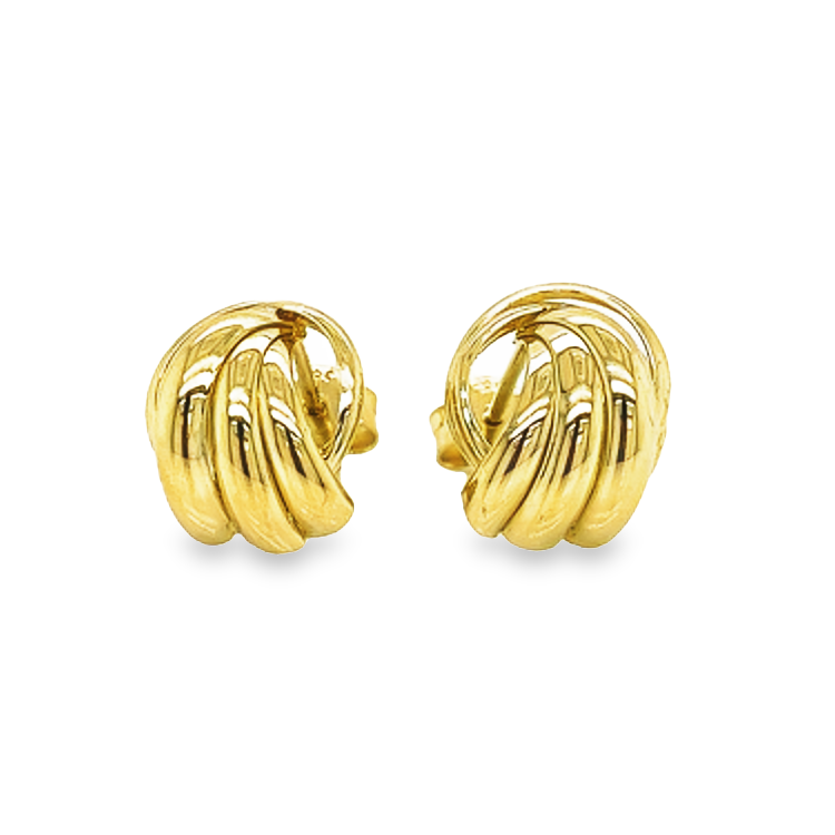 Deze 14-karaats geel gouden oorstekers zijn rond van vorm en op een fantasie-wijze bewerkt. Het goud is fijn gepolijst zodat de oorstekers prachtig glanzen in het licht.